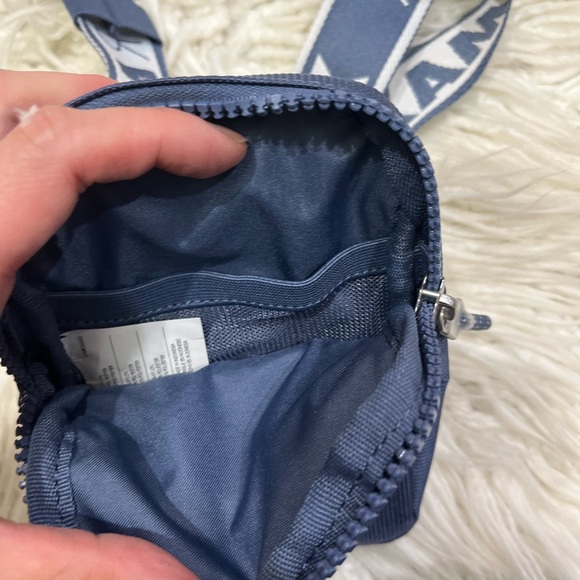 New🌿Nike Sportswear Crossbody Bag - Picture 2 of 5